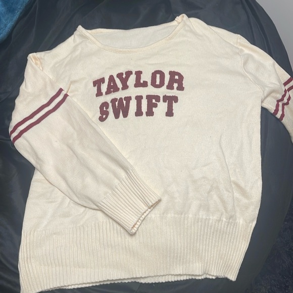 Taylor Swift sweater - Picture 1 of 2